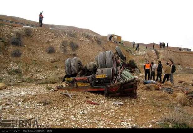 واژگونی کامیون در نفت شهر یک کشته بر جا گذاشت