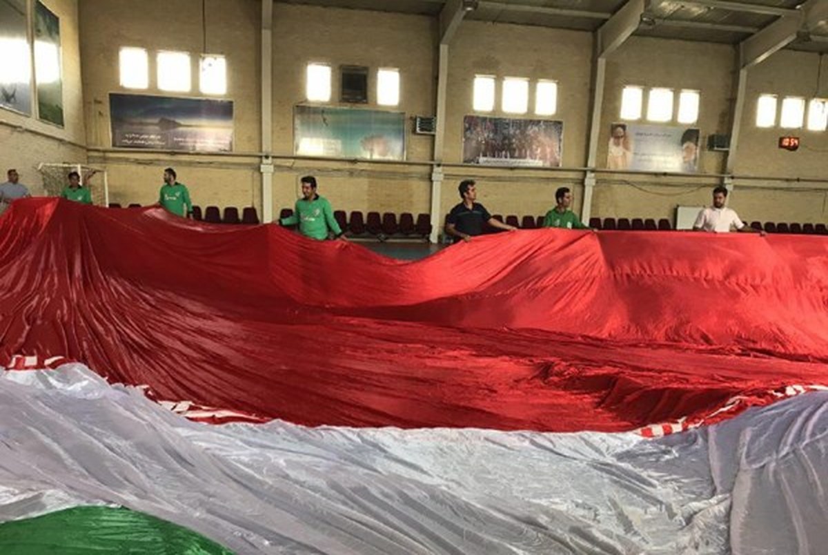 پرچم جمهوری اسلامی آماده اهتزاز در ورزشگاه آزادی+ عکس