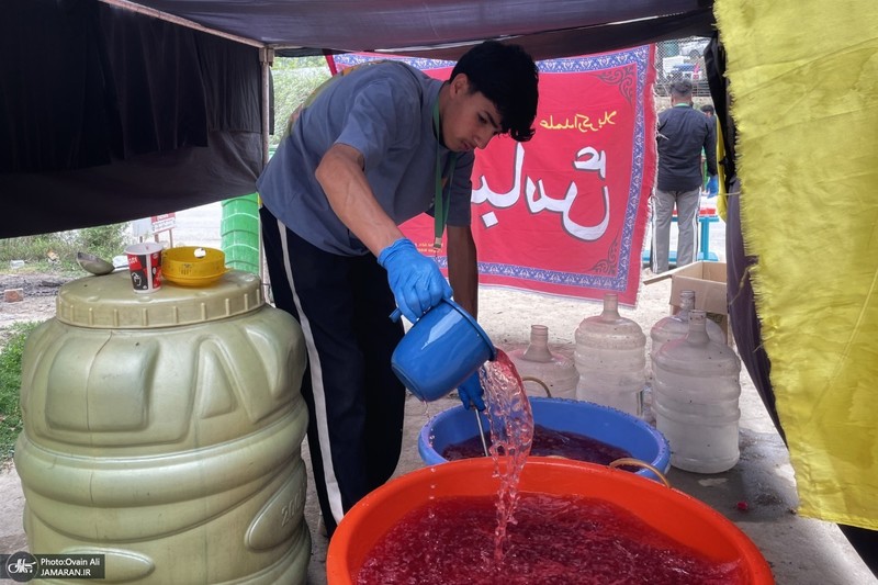 توزیع آب و شربت نذری برای حمایت از مردم غزه در کشمیر