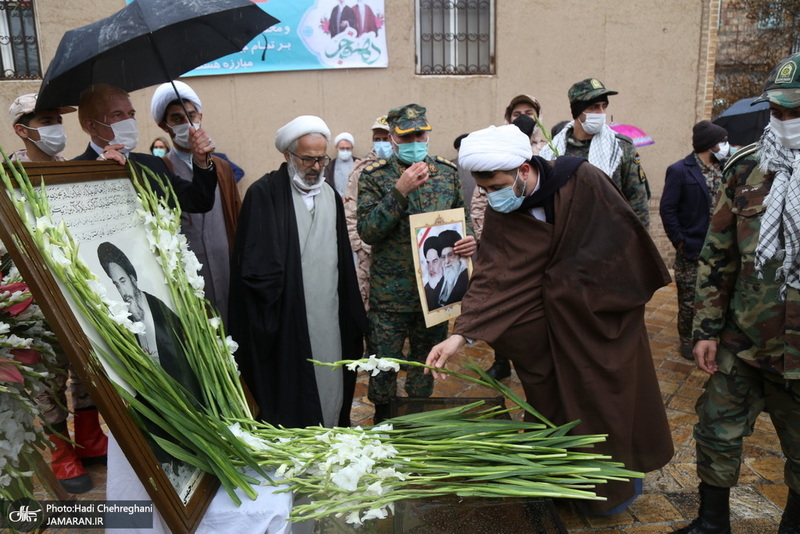 گلباران بیت تاریخی حضرت امام خمینی در روز 12 بهمن (83)