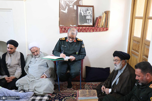 حضور جانشین فرمانده کل انتظامی کشور در  بیت و زادگاه امام خمینی