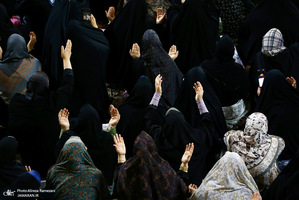 حال و‌هوای حرم مطهر رضوی در شب ولادت امام رضا (ع)