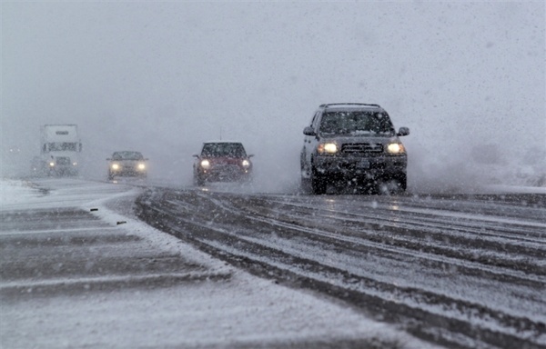 بارش برف و باران در اکثر شهرهای آذربایجان غربی  هشدار هواشناسی نسبت به کندی تردد در جاده‌ها به دلیل کولاک
