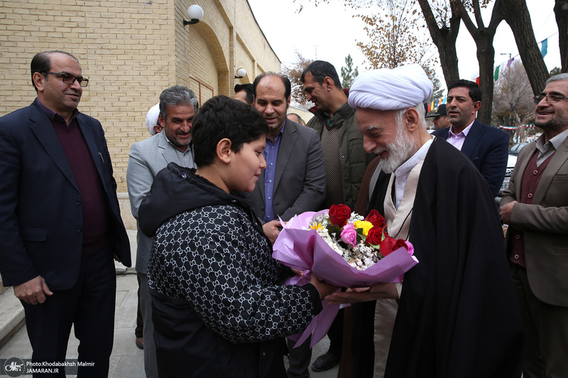 بازدید آیت الله دری نجف آبادی از نمایشگاه عکس امام دل‌ها‎