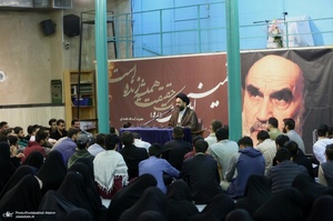 بازدید جمعی از داشجویان دانشگاه‌های آذربایجان شرقی از حسینیه جماران