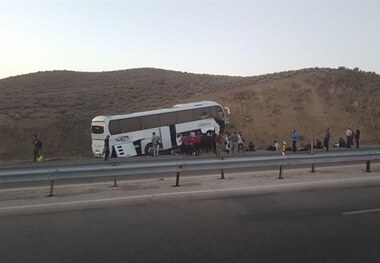 سانحه اتوبوس مسافربری در آزادراه قم - تهران، 2 مجروح برجای گذاشت