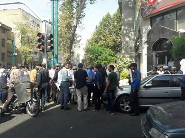 تجمع اعتراضی در یکی از خیابان‌های تهران پیش از ظهر امروز + عکس و فیلم
