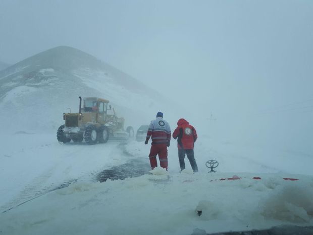 برف و کولاک جاده اردبیل - آستارا و نیر - سراب را مسدود کرد