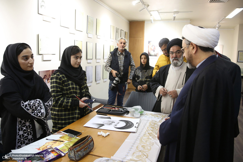 بازدید رئیس موسسه تنظیم و نشر آثار امام خمینی (س) از نمایشگاه عکس «امام دل‌ها‎»  و گذر فرهنگی هفته بر آستان آفتاب