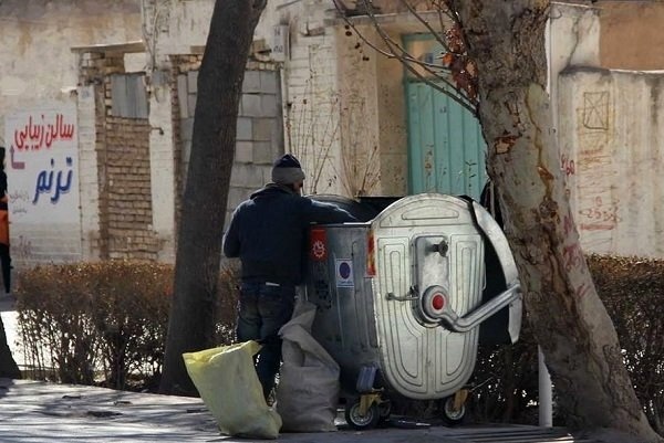 کاهش 100تنی زباله در رشت   برخی شهروندان  با خودرو  زباله‌گردی می کنند