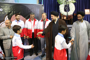 تجدید میثاق جمعی از جوانان هلال احمر با آرمان های حضرت امام خمینی (س)