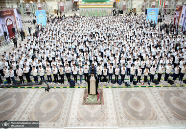 جشن عبادت دانش آموزان منطقه 19 شهر تهران در حرم امام خمینی(س)