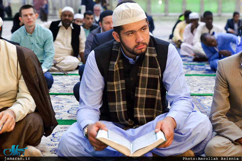 ادای احترام شرکت کنندگان در  مسابقات بین المللی قرآن کریم  به مقام شامخ حضرت امام خمینی(س)