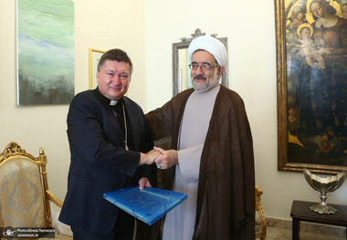 دیدار رئیس پژوهشکده امام خمینی و انقلاب اسلامی با سفیر واتیکان/ محمد مقدم نامه سید حسن خمینی را به اسقف اعظم آنژه یوزوویچ تقدیم کرد