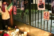 حضور مردم در مقابل سفارت ایران در هلند برای ادای احترام به شهدای مقاومت + تصاویر