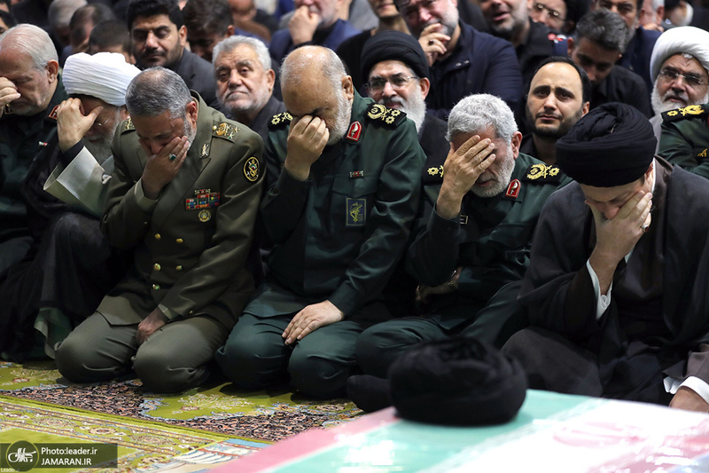 اقامه نماز رهبر معظم انقلاب بر پیکر رئیس جمهوری و یارانش