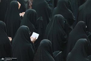 اقامه نماز باران  اقامه نماز باران- پرتره زن چادری زن چادری پرتره چادر