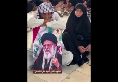 ویدیوی زوج کهنسال عراقی نجیبانه در انتظار آغاز مراسم تشییع امام شهید پربازدید شد/ آنها به مشهد سفر می کنند + فیلم