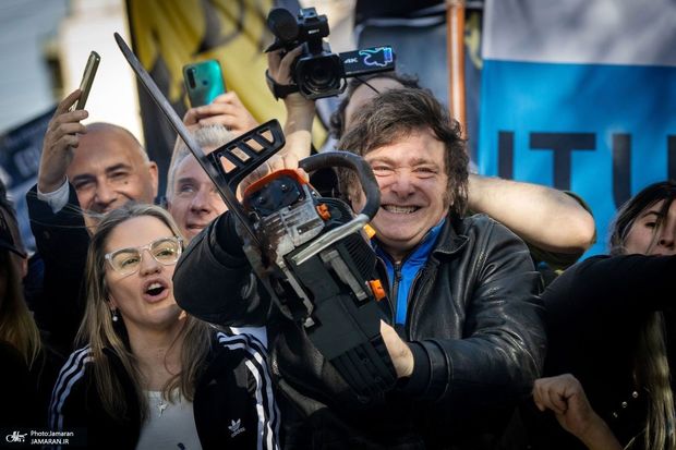 کالبدشکافی معجزه پوشالی خاویر میلی؛ برزویی، پژوهشگر اقتصادی: ارز تک‌نرخی بدون پشتوانه ذخایر، آرژانتین را به ورطه بدهی انداخت/ طبقه متوسط با اصلاحات خاویر میلی عملا از بین رفت/رسانه‌ها از میلی اسطوره‌سازی کردند