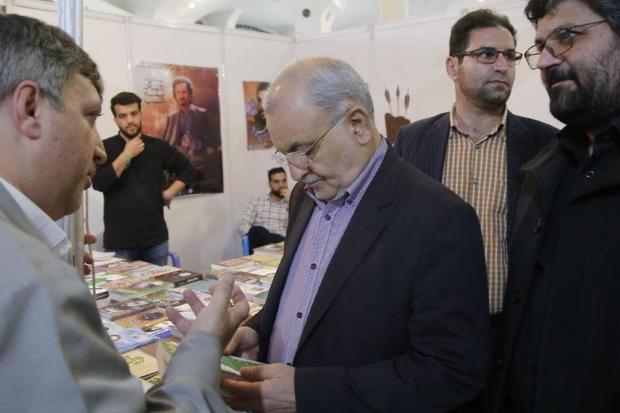 استاندار: نمایشگاه کتاب دین در قم باشکوهتر از سال های گذشته در حال برگزاری است