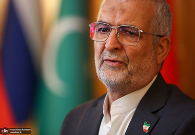 پاسخ نماینده ویژه رئیس‌جمهور در امور افغانستان به جماران در مورد ماجرای برخورد با عکاس ایرانی در کنسولگری افغانستان در مشهد: به شدت برخورد شد، به گونه ای که گفته شد آن کارمند باید از اینجا برود