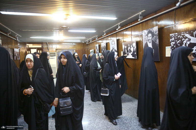 بازدید جمعی از دانشجویان دانشگاه فرهنگیان اراک از بیت امام خمینی (س) در جماران