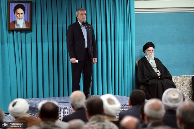 پزشکیان: «وحدت» حرف اول و آخر را می‌زند/ ما باید برای حل مشکلات مردم دست به دست هم بدهیم/ ما قادریم بر همه مشکلات غلبه کنیم