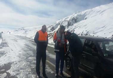 نجات سرنشینان خودروهای گرفتار در برف جاده مشگین شهر ، هریس