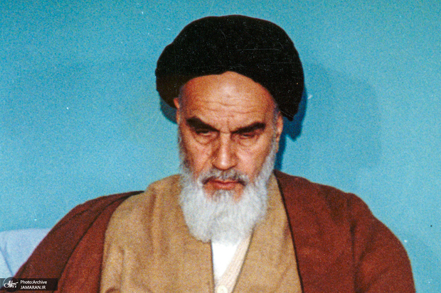 امام خمینی: مستضعفان مطمئن باشند که ستارۀ نحس مستکبران رو به زوال و افول است/ارزش انقلاب هر چه بیشتر باشد فداکاری در راه تحقق آن ارزشمندتر و لازم‌تر است