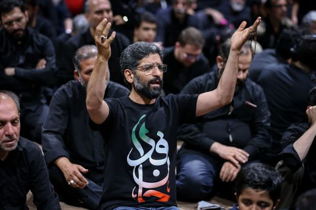 «کربلای من و تو امروز است»/ شعرخوانی در شام غریبان امام حسین در جوار مقتل رهبر شهید 