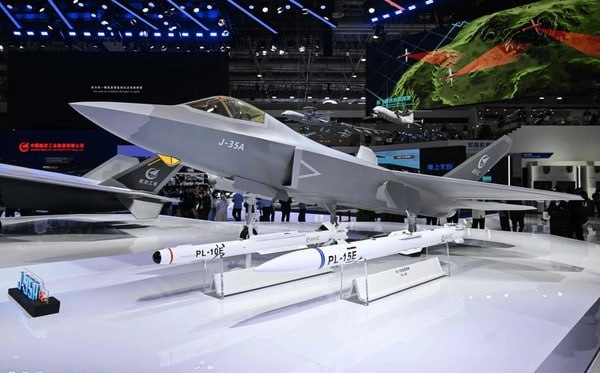 چین برای اولین بار جنگنده‌های J-35 را به نمایش عمومی گذاشت + عکس