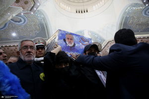 اقامه نمازسید حسن خمینی  بر پیکر شهید حیدری در حرم مطهر امام خمینی (س)