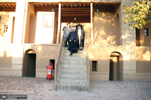 بازدید رئیس موسسه تنظیم و نشر آثار امام خمینی از بیت تاریخی امام در خمین