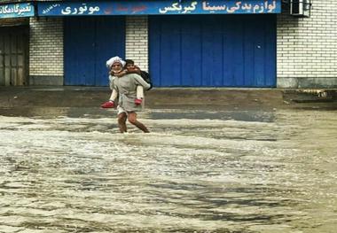  پدربزرگ اهوازی در حال جابجایی نوه دانش آموزش