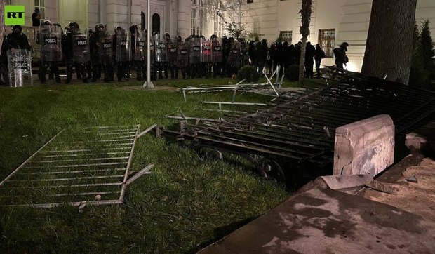 اعتراضات در گرجستان/ حمله معترضان طرفدار غرب به کاخ ریاست جمهوری + عکس و فیلم