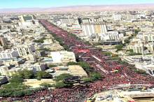 جمعیت گسترده حاضر در مسیر تشییع پیکر مطهر رهبر شهید انقلاب در مشهد مقدس