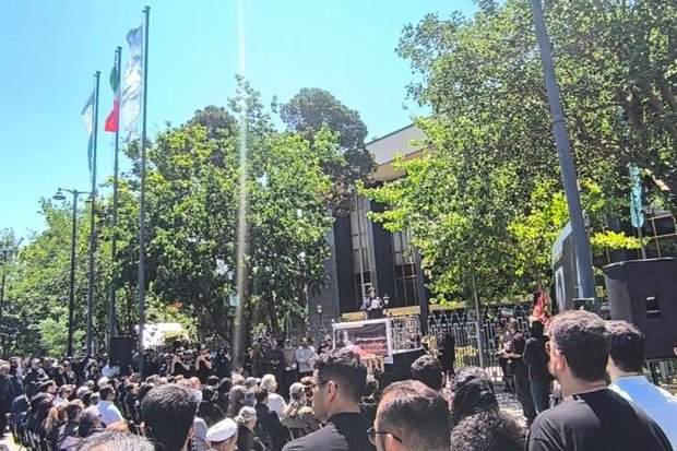 مراسم تشییع پیکر بهناز نازی با حضور هنرمندان؛ رضا کیانیان: من دخترم را از دست دادم
