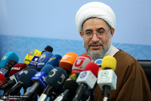 نشست خبری  آیت الله محسن اراکی دبیر کل مجمع جهانی تقریب