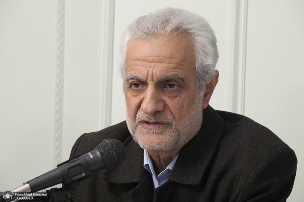 رئیس دانشکده حکمرانی دانشگاه تهران: جنگ یک تهدید بود، اما امام توانست آن را به فرصت تبدیل کند/ اگر مردم را نشنویم، فرو می‌ ریزیم/ عزت مردم را برگردانیم / نباید مردم برای معیشت اولیه ‌شان گردن کج کنند