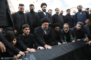 مراسم تشییع و تدفین همسر آیت الله موسوی بجنوردی (ره) در حرم امام خمینی (س)-2