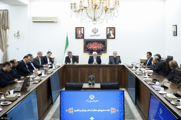 عارف: رسیدن به نتیجه مطلوب در دیپلماسی نیازمند پشتوانه خوب در پشت جبهه است/ دست برتر را در گفت‌وگو و دیپلماسی داریم/در صنعت موشکی با اتکای دانش بومی دست برتر در جنگ ۱۲ روزه داشتیم