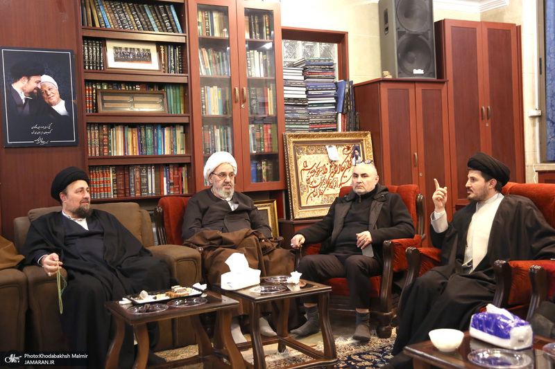 حضور جمعی از شخصیت های سیاسی در منزل مرحوم آیت الله موسوی بجنوردی (ره) -3