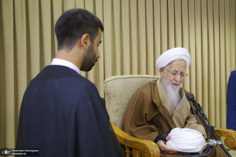 عمامه گذاری طلاب در روز میلاد پیامبر اکرم (ص) و امام صادق (ع) توسط مراجع تقلید