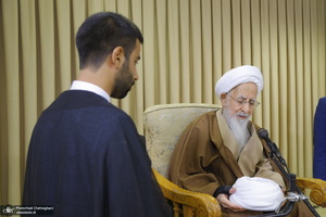 عمامه گذاری طلاب در روز میلاد پیامبر اکرم (ص) و امام صادق (ع) توسط مراجع تقلید