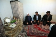 روحانی در کانکس زلزله‌زدگان کرمانشاه + تصاویر