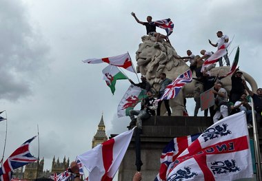 تظاهرات بزرگ در لندن علیه مهاجران با شرکت بیش از 100 هزار نفر! + فیلم