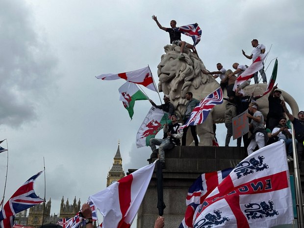 تظاهرات بزرگ در لندن علیه مهاجران با شرکت بیش از 100 هزار نفر! + فیلم