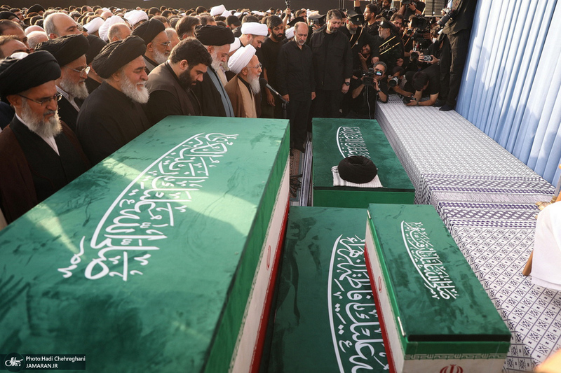 اقامه نماز بر پیکرهای مطهر رهبر شهید و خانواده ایشان به امامت آیت‌الله العظمی جوادی آملی