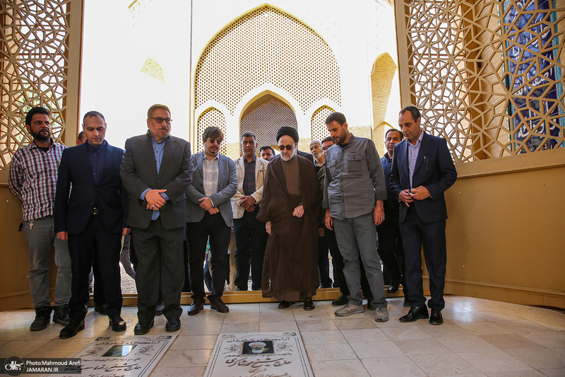 حضور سید محمد خاتمی بر مزار آیت الله سید روح الله خاتمی (ره)