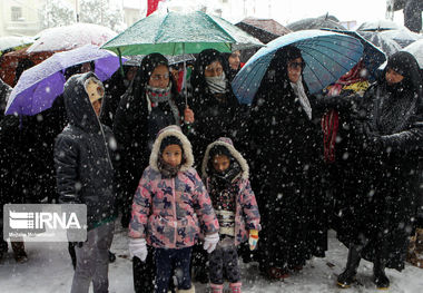 حاشیه هایی از حضور گرم و انقلابی مردم گیلان در خروش ۲۲ بهمن ماه در میانه خودنمایی زمستان